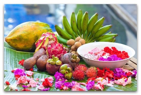 Тропические фрукты и лепестки цветов