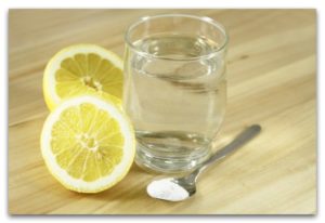 Стакан воды, лимон, ложка с сыпучим веществом