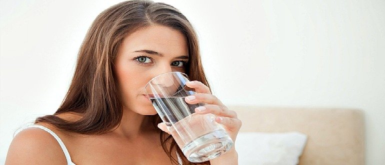 Девушка пьет воду