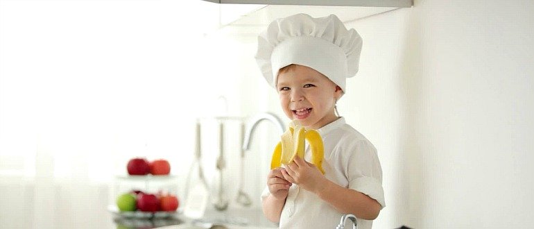 Ребенок с бананом