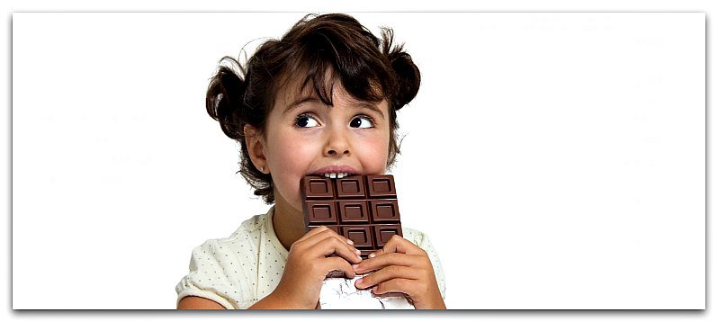 Ребенок ест шоколадку