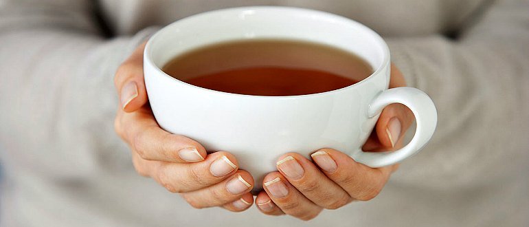 Чай в чашке в руках