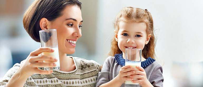 Женщина с ребенком пьют молоко