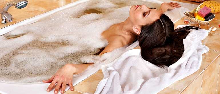 Женщина расслабляется в ванной
