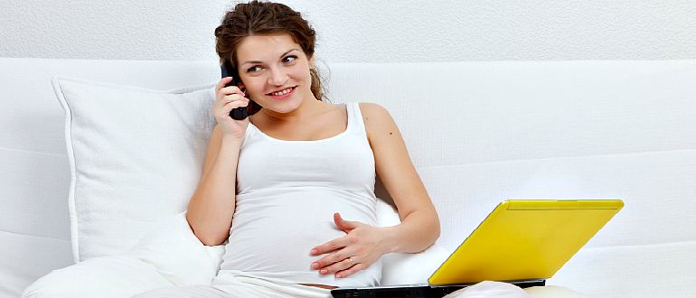 Беременная девушка разговаривает по телефону