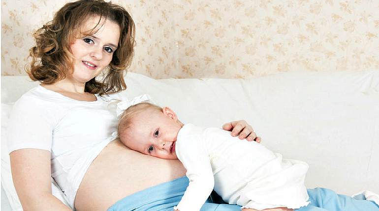 Беременная женщина с ребенком