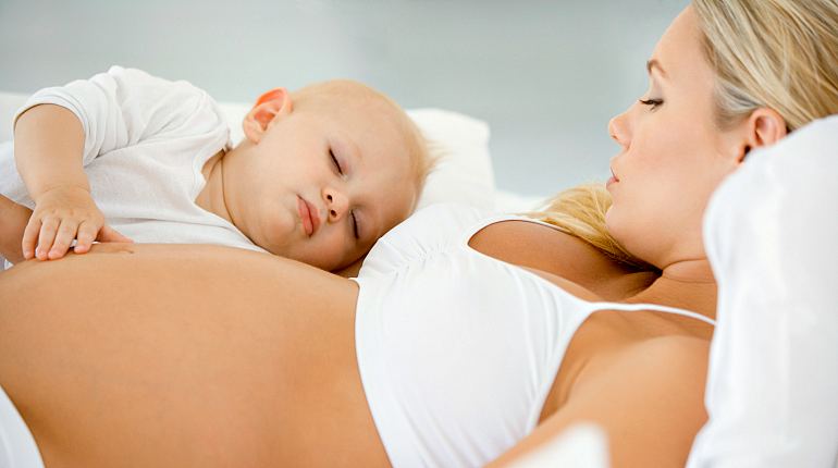Беременная и спящий малыш