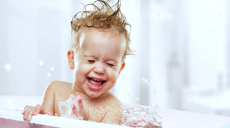 Счастливый ребенок в ванной