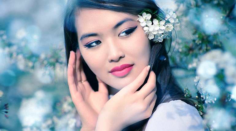 Красивая азиатская женщина