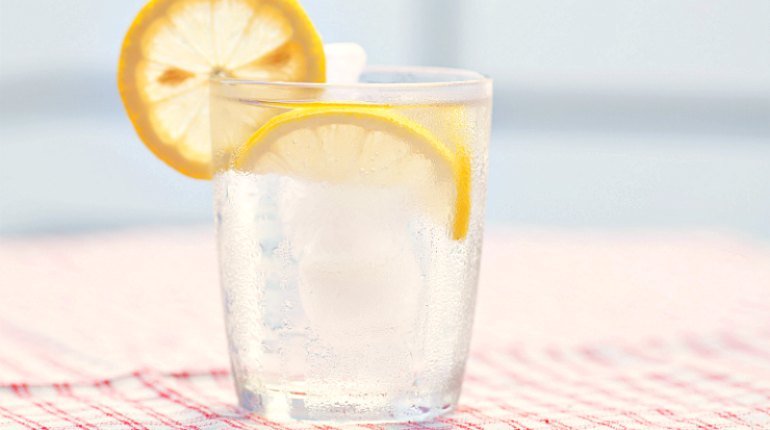 Ледяная лимонная вода