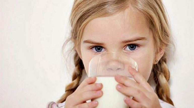 Ребенок пьет молоко