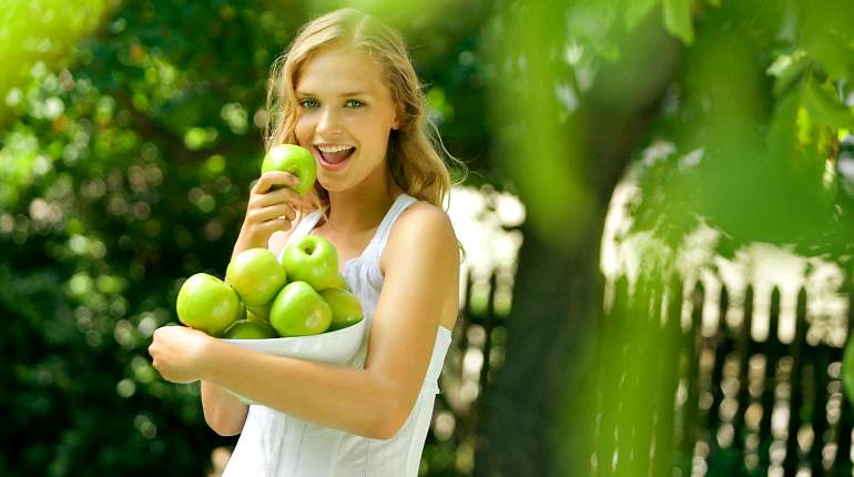 Девушка со свежими яблоками