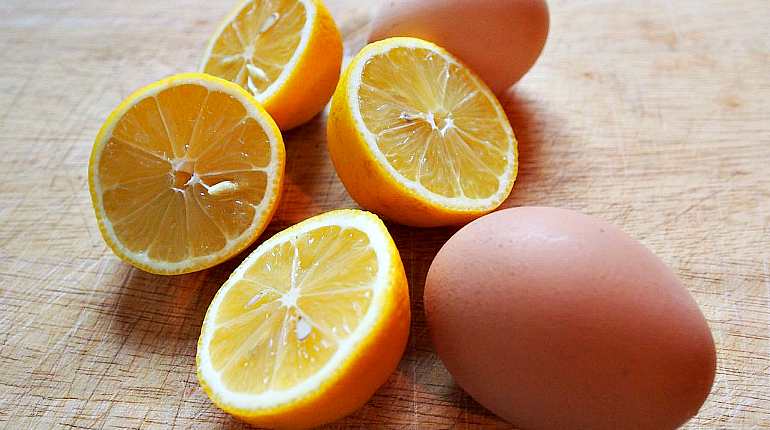 Куриное яйцо и лимон