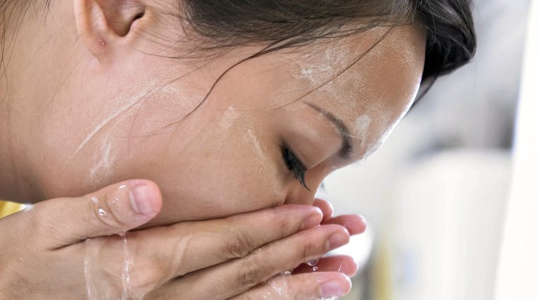 Умывание лица с мылом