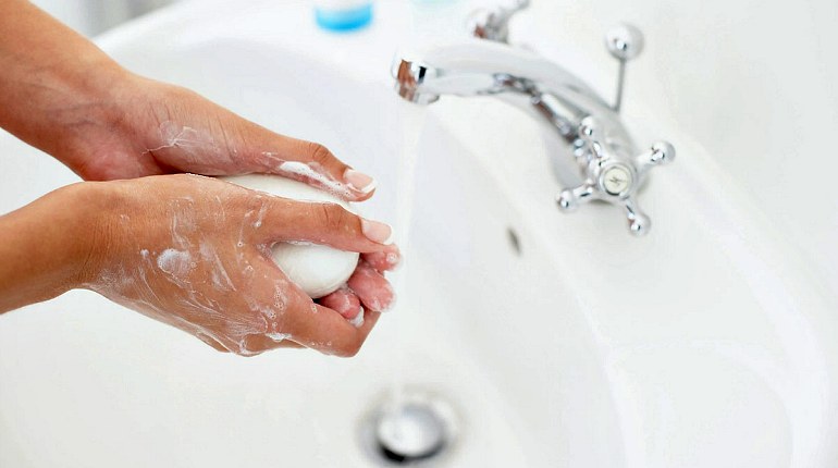 Мыть руки с мылом для защиты от вирусов